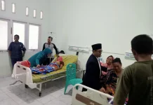 Pemkam Ramsai Kunjungi Warga Sakit usai Upacara HUT Kabupaten Way Kanan