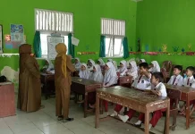 Puluhan Siswa SDN 1 Way Tuba Dapat Obat Cacing