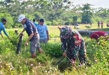 TNI dan Warga Bersihkan Lingkungan di Umpu Kencana