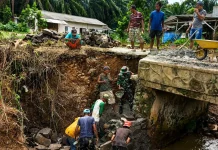 Gotong Royong Warga-TNI Perbaiki Akses Jembatan di Kelurahan Campur Asri