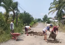 Warga Umpu Bhakti Swadaya Timbun Jalan Berlubang