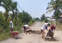 Warga Umpu Bhakti Swadaya Timbun Jalan Poros Rusak