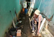 Tukang Kayu Masih Bertahan Gunakan Gergaji Tradisional di tengah Gempuran Alat Mo