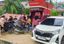 BBM Langka, Warga Negeri Besar Antre Beli di Pertashop
