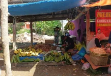 Penjual Pisang di Pasar Tradisional Ramai Diserbu Pembeli