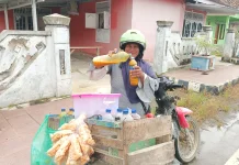 Penjual Jamu Tradisional Keliling Tetap Bertahan di tengah Modernisasi