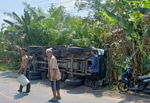 Truk Ekspedisi Terguling Usai Hindari Mobil dari Lawan Arah