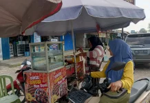 Penjual Bakso Bakar Jadi Favorit Warga di Pinggir Jalan