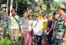 TNI dan Warga Bersihkan Akses Jembatan Gantung Way Kanan