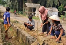 Warga Kampung Sriwijaya Gotong Royong Bersihkan Lingkungan