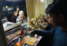 Antusiasme Warga Berburu Kuliner Kekinian di Malam Hari