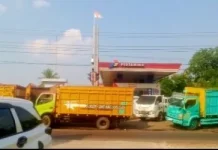 Kelangkaan BBM Picu Antrean Panjang di SPBU Way Kanan