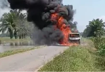 Sebuah Mobil Hangus Terbakar di Jalan Sekitar Irigasi Buay Bahuga