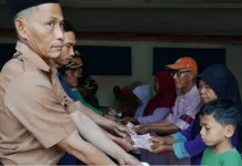 Warga Kampung Simpang Asam Terima Bantuan Langsung Tunai Dana Desa