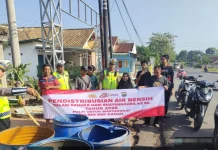 Warga Mangku Bumi Antusias Sambut Bantuan Air Bersih dari Polres Way Kanan