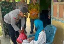 Kapolres Way Kanan Salurkan Bansos untuk Lansia di Kampung Sriwijaya