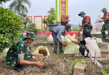 TNI dan Warga Pakuan Ratu Bersihkan Fasilitas Umum