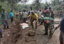 Kodim 0427 dan Warga Perbaiki Jalan Penghubung di Banjit