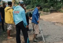Warga Kampung Sriwijaya Way Kanan Perbaiki Jalan Lewat Gotong Royong dan Swadaya