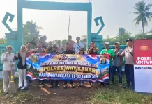 Polri, TNI, dan Warga Bersihkan Taman Makam Veteran di Way Kanan