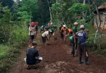 Warga Kampung Kotaway Gotong Royong Bersihkan Jalan Dusun III