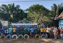 TNI-Polri dan Muspika Bumi Agung Bersihkan Fasilitas Umum