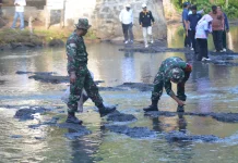 TNI, Polri, dan Warga Bersihkan Kawasan Wisata Curup Kereta