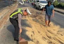 Polres Metro Bersihkan Tumpahan Solar di Jalan
