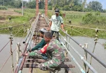 TNI dan Rakyat Bangun Jembatan Garuda
