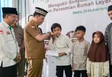 Wali Kota Metro Serahkan Kunci Rumah Baru