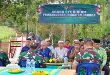 Warga dan TNI Syukuran Rampungnya Jembatan Perintis Garuda