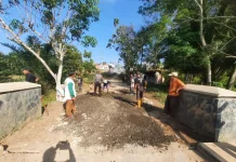Warga Mekar Asri Gotong Royong Perbaiki Jalan dan Jembatan