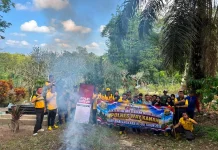 Polsek Baradatu dan Warga Bersihkan TPU Gedung Rejo