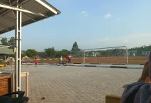 Warga Manfaatkan Lapangan sebagai Ruang Olahraga dan Rekreasi Sore