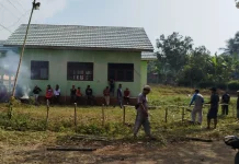 Warga Kampung Kotaway Gotong Royong Bangun Pagar Posyandu