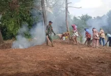 Sambut HUT RI, Babinsa dan Warga Gotong Royong