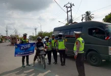 Sambut Hut RI Satlantas Polres Way Kanan Bagikan Bendera Merah Putih