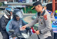 Satlantas Polres Way Kanan Bagikan Bendera Merah Putih Gratis