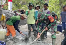 TNI dan Warga Kebut Pembangunan Jembatan di Gunung Labuhan