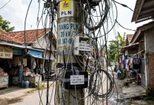 Marak Kabel WiFi Ilegal Numpang di Tiang PLN, Keselamatan Warga Way Kanan Terancam