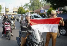 Pemkot Metro Bagikan Ratusan Bendera Merah Putih