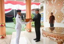 Wali Kota Metro Serahkan Duplikat Bendera