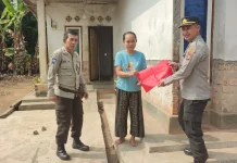 Polres Way Kanan Ajak Warga Kibarkan Bendera Merah Putih