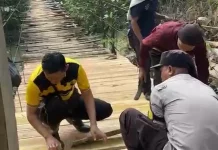 Polres Way Kanan dan Warga Perbaiki Jembatan Gantung