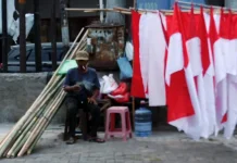 Sepi Pembeli, Pedagang Bendera Tergerus Pasar Online