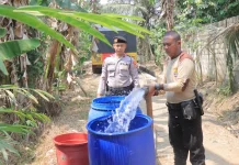 Polres Metro Salurkan Air Bersih Warga