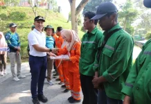 Sepuluh Tenaga Kebersihan Lampung Barat Terima Penghargaan