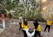 Polsek Baradatu Bersihkan TPU Bersama Warga