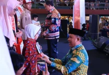 Pemkab Lambar Bagikan Seragam Sekolah Gratis ke Pelajar