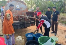 Warga Blambangan Umpu Dapat Bantuan Air Bersih